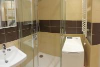 Koupelna v panelovém domě v Opavě-Kylešovicích, španělský obklad a dlažba Azulev