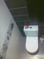 WC v panelovém domě v Hlučíně, český obklad a dlažba Rako